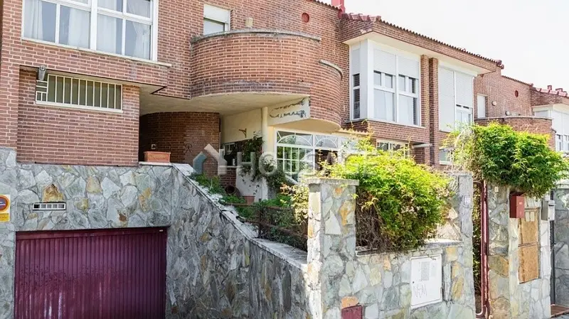 Chalet Adosado en Moralzarzal con Piscina y Bodega