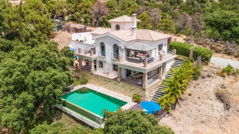 Villa de Lujo Estilo Andaluz 3 Dormitorios Estepona