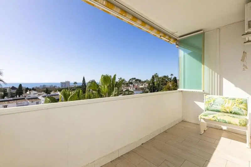 Apartamento en Calahonda con Vistas al Mar y 2 Dormitorios