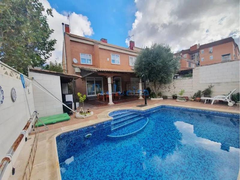 Chalet Adosado con Piscina en Moraleja de Enmedio