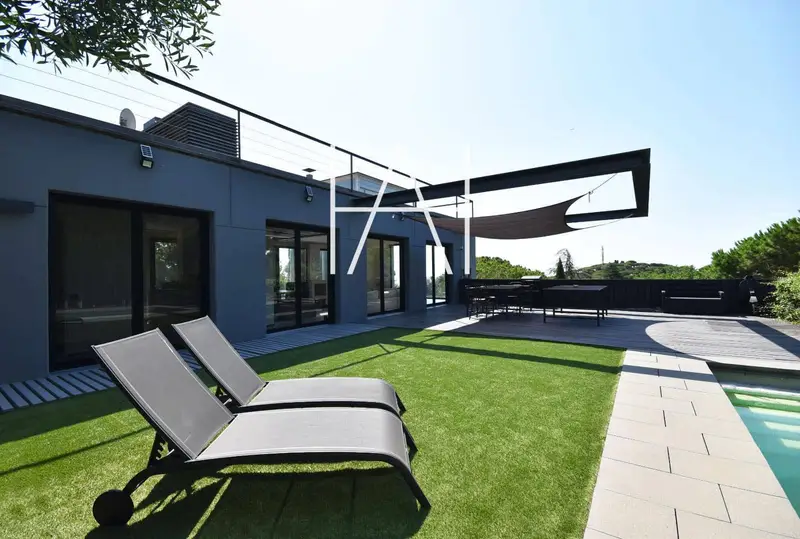 Chalet en Premià de Dalt con Vistas al Mar y Piscina Privada