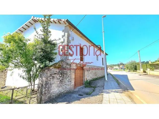 Casa Reformada con Amplia Parcela en Navajeda