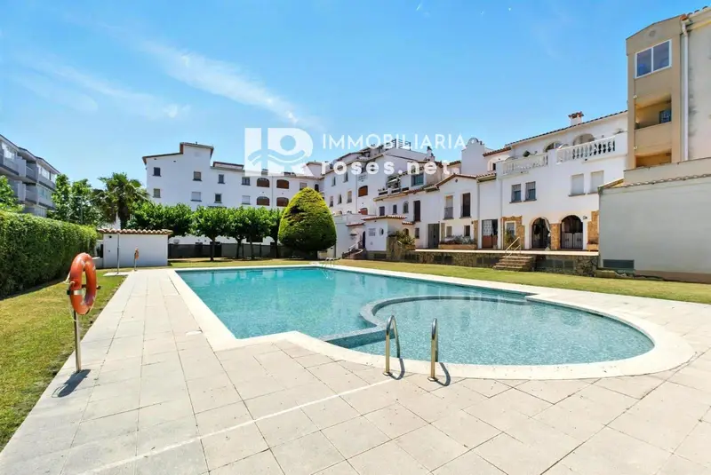 Apartamento en Venta Empuriabrava con Terraza Jardin y Piscina