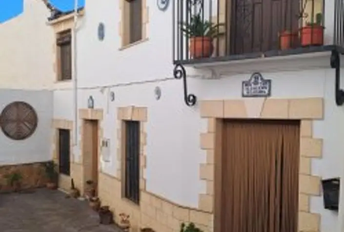 Casa de Pueblo con 5 Dormitorios y 2 Viviendas