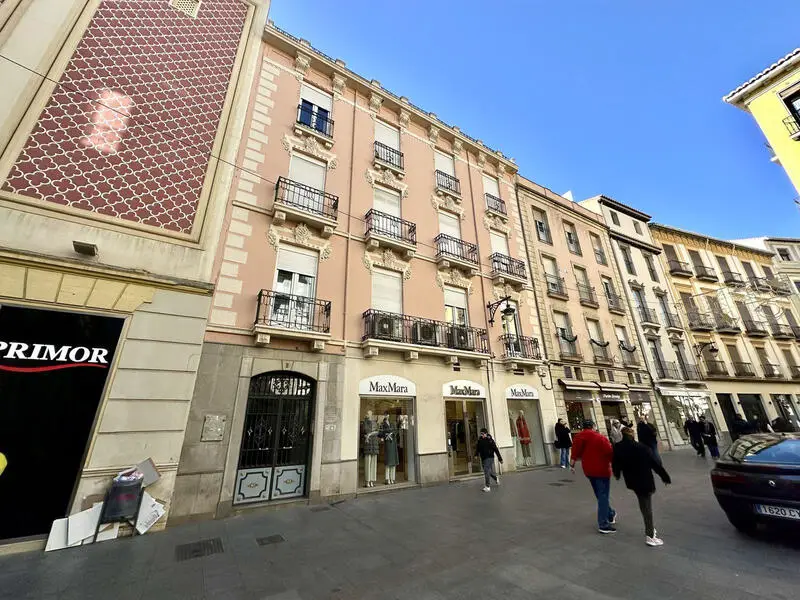 Edificio Residencial con Local Comercial en Granada