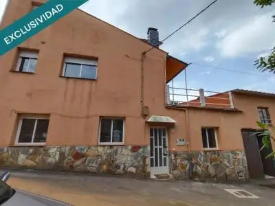 Casa familiar en El Bierzo con jardín y piscina