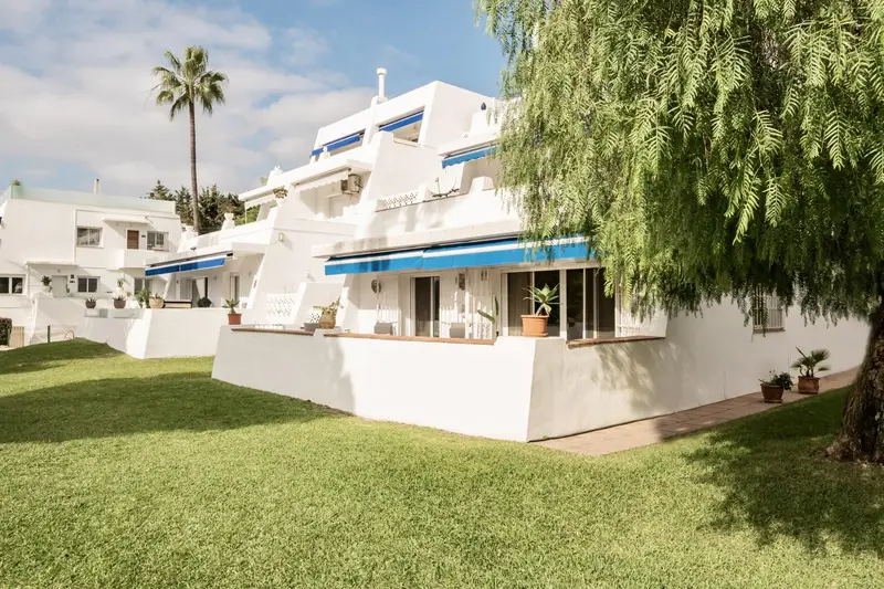 Apartamento en Nueva Andalucía con 3 dormitorios y gran terraza