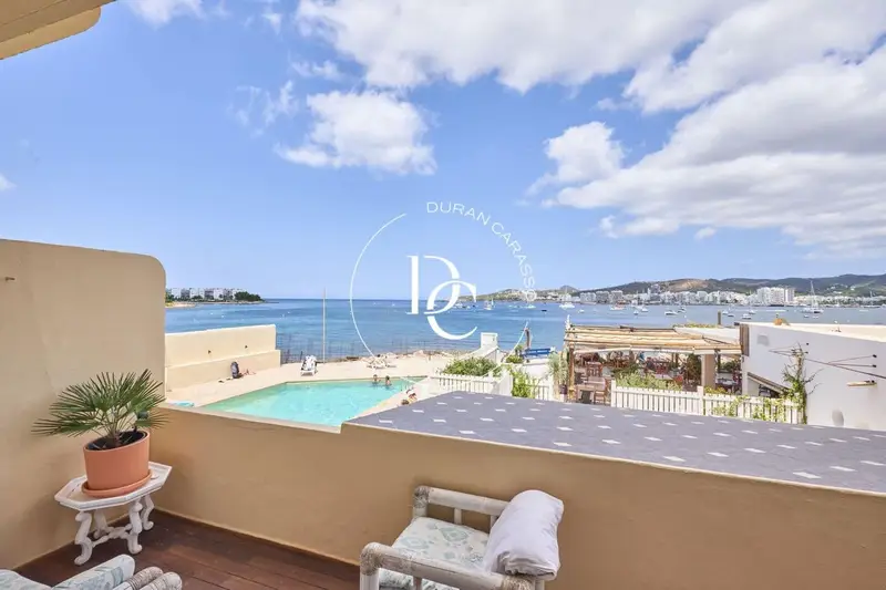 Apartamento en Cala Bou Ibiza con Vistas Panorámicas y Piscina Privada