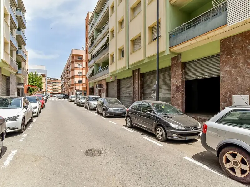 Local comercial 300m2 Reus Tarragona con ascensor
