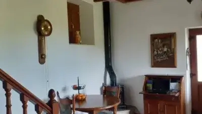 Casa adosada reformada en Curtis con dos dormitorios y dos baños