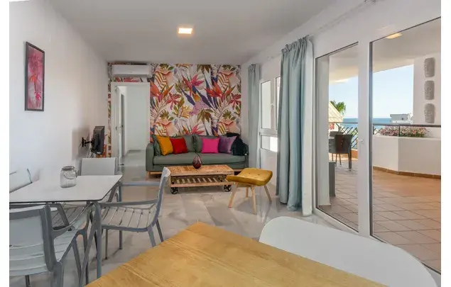 Apartamento en Calahonda con Vistas al Mar y Acceso Directo a la Playa