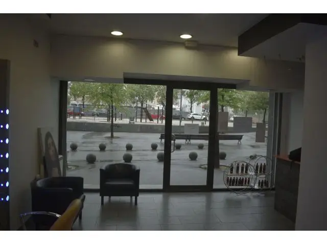 Local Comercial en Barbera del Valles con Licencia de Estetica