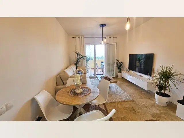 Apartamento en La Duquesa con Vistas al Mar y Garaje
