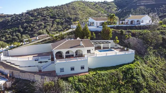Villa de 3 Dormitorios en Venta con Vistas al Lago