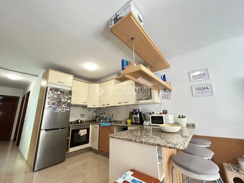 Piso en Venta en Puerto del Rosario: 3 Habitaciones, Cocina Abierta y Baño Moderno