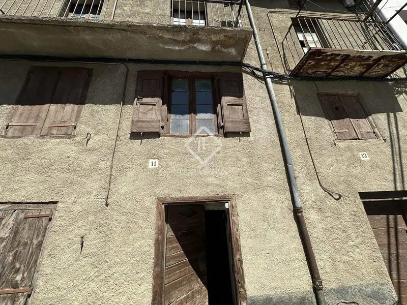 Chalet en venta en Llivia Girona centro dos casas para rehabilitar