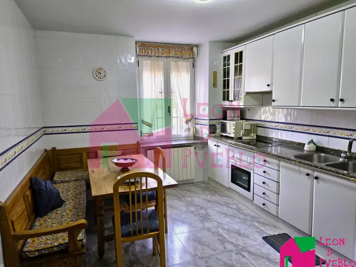 Casa de Piedra Reformada con Pajar en Omaña