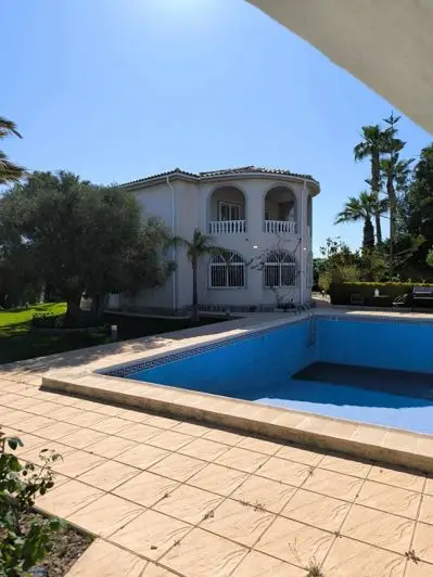 Villa 4 Dormitorios Torrevieja Piscina Privada Jardin Subtropical