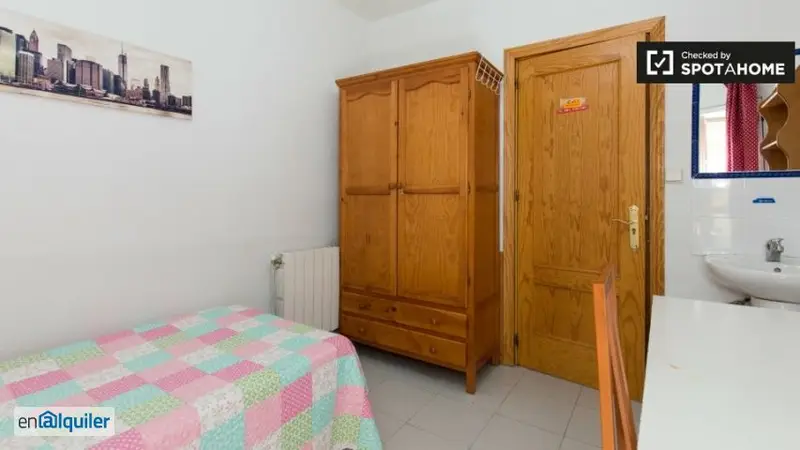 Apartamento 12 Dormitorios Centro Balcón Soleado