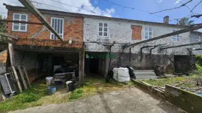 Casa en Venta en Arbo con Viñedos y Vistas al Valle