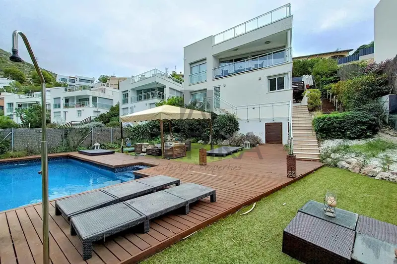 Chalet en Venta en Sitges Montgavina con Piscina y Vistas al Mar