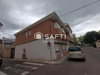 Edificio en Palencia: Vivienda con Local Comercial y Patio