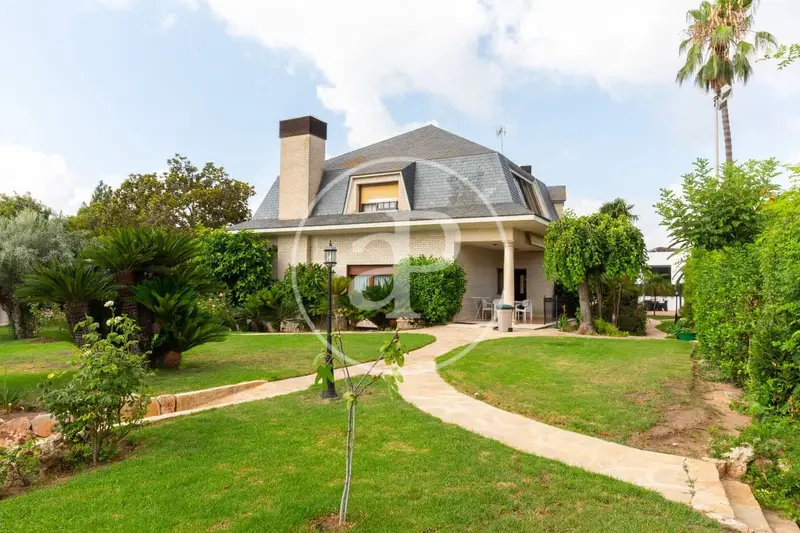 Villa de Lujo en Godella con Piscina y Pista de Tenis