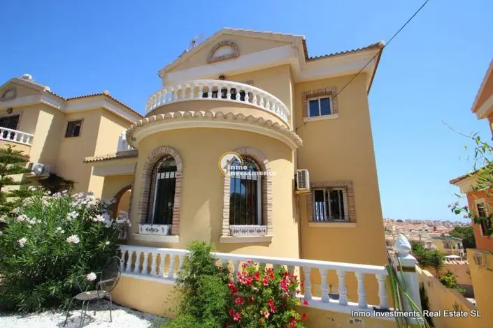 Villa de 4 Dormitorios en Venta en Villamartin