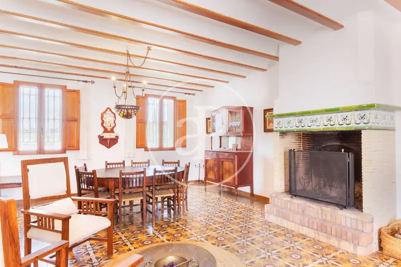 Villa con Bodega en Requena: Finca Rustica con Viñedos