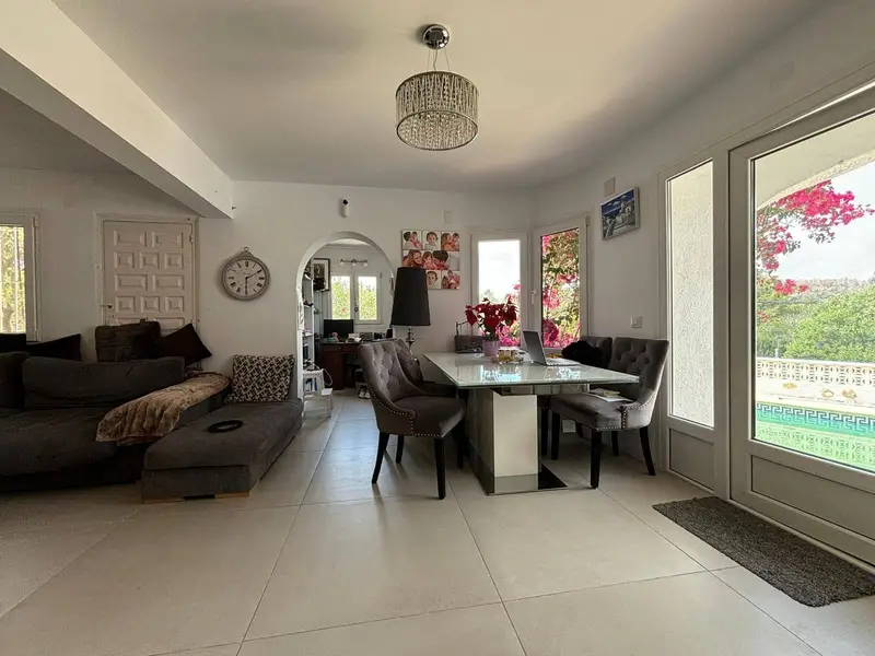Chalet en Venta Moraira: Villa Moderna con Piscina y Vistas