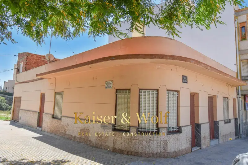 Casa en Esquina para Reformar en Santa Pola