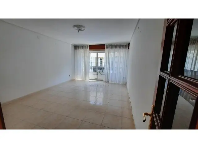 Amplio Piso Sin Amueblar En Ferrol Centro