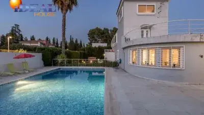 Chalet en Venta Parque del Cubillas con Piscina Privada y Vistas