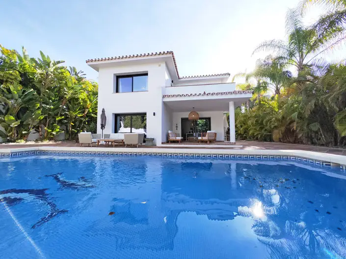 Villa de Lujo 4 Dormitorios en Marbella Los Monteros