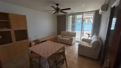 Alquiler Vacacional Piso Primera Línea de Mar con Terraza y Piscina