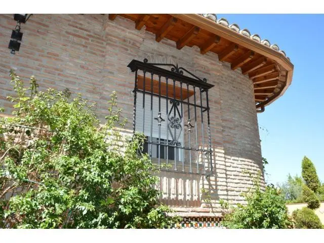 Chalet en Ogíjares con Piscina y Gran Parcela