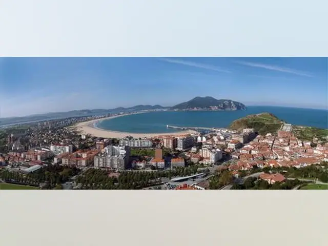 Edificio en Laredo 2150m2 26 habitaciones Vistas al Mar