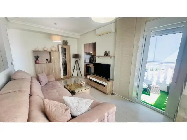 Apartamento Reformado con Vistas al Mar Cerca de Colegios