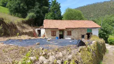 Casa en venta en Los Corrales de Buelna con terreno y jardin