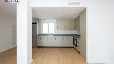 Apartamento en Venta en La Zubia: Obra Nueva con Garaje