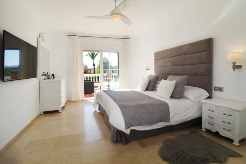 Chalet en Venta Nueva Andalucía 5 Dormitorios Piscina Privada Jardín