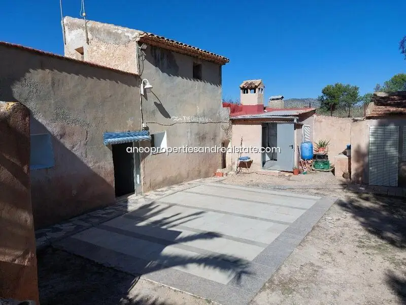 Casa Cueva con Potencial en Monóvar