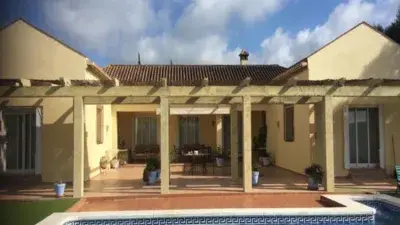 Chalet con 6 Dormitorios y Boxes para Caballos Cerca de Sotogrande