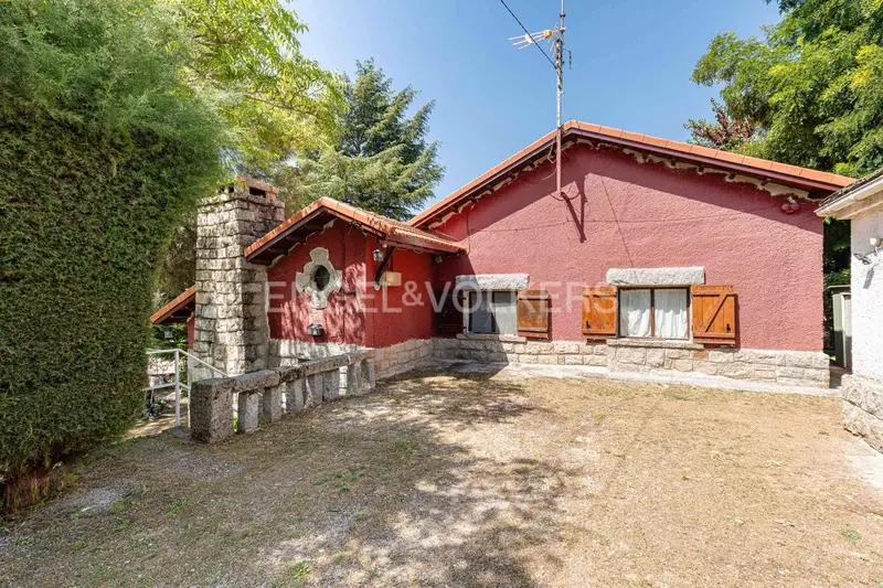 Casa Rural en Collado Mediano: 5 Habitaciones, 2 Baños, Garaje y Gran Jardín