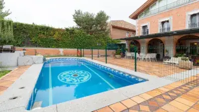 Chalet con Piscina y Bodega en Zona Residencial