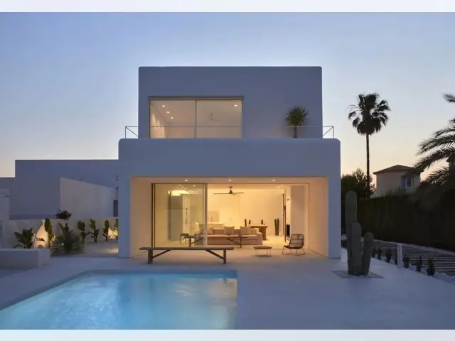 Casa-Villa de 3 Dormitorios en venta Estepona, España