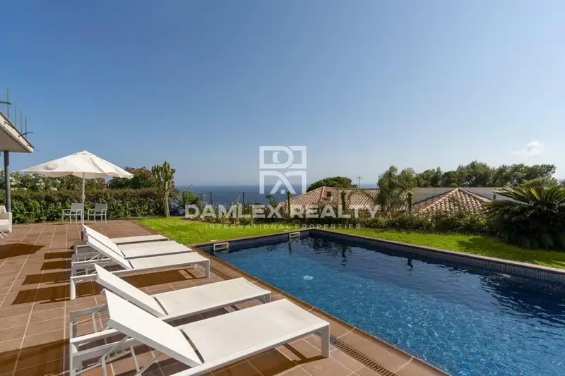 Chalet en venta en Lloret de Mar con piscina y vistas al mar