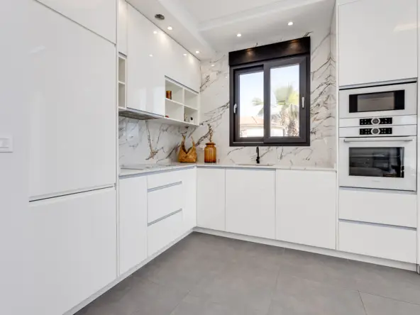 Casa Mediterránea en La Mata: 4 Dormitorios, Piscina y Vistas al Mar