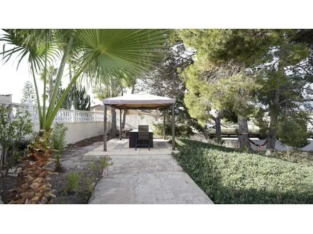 Villa en Quesada con Gran Parcela y Piscina Privada