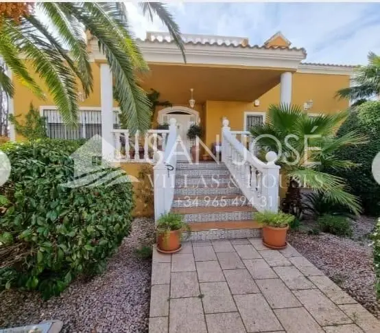 Villa de Lujo con Piscina y Terraza en Hondón de los Frailes